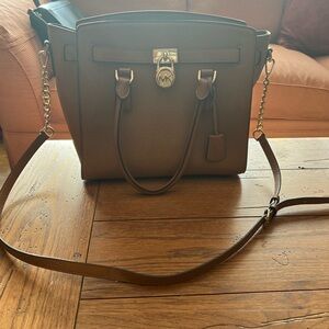 Michael Kors purse with detachable adjustable strap like new